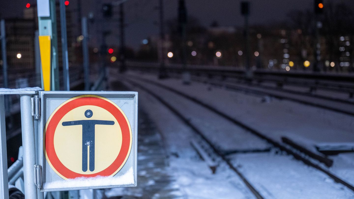 Sturmtief "Elli" bringt den Bahnverkehr auf einigen Linien in Ostwestfalen durcheinander. (Symbolbild) Foto: Christophe Gateau/d