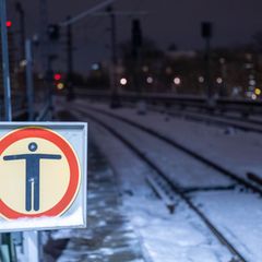 Sturmtief "Elli" bringt den Bahnverkehr auf einigen Linien in Ostwestfalen durcheinander. (Symbolbild) Foto: Christophe Gateau/d