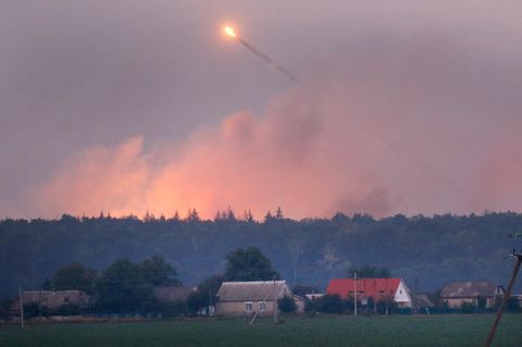 Rauchwolken steigen nach einer Explosion über der Ukraine auf (Archivbild)