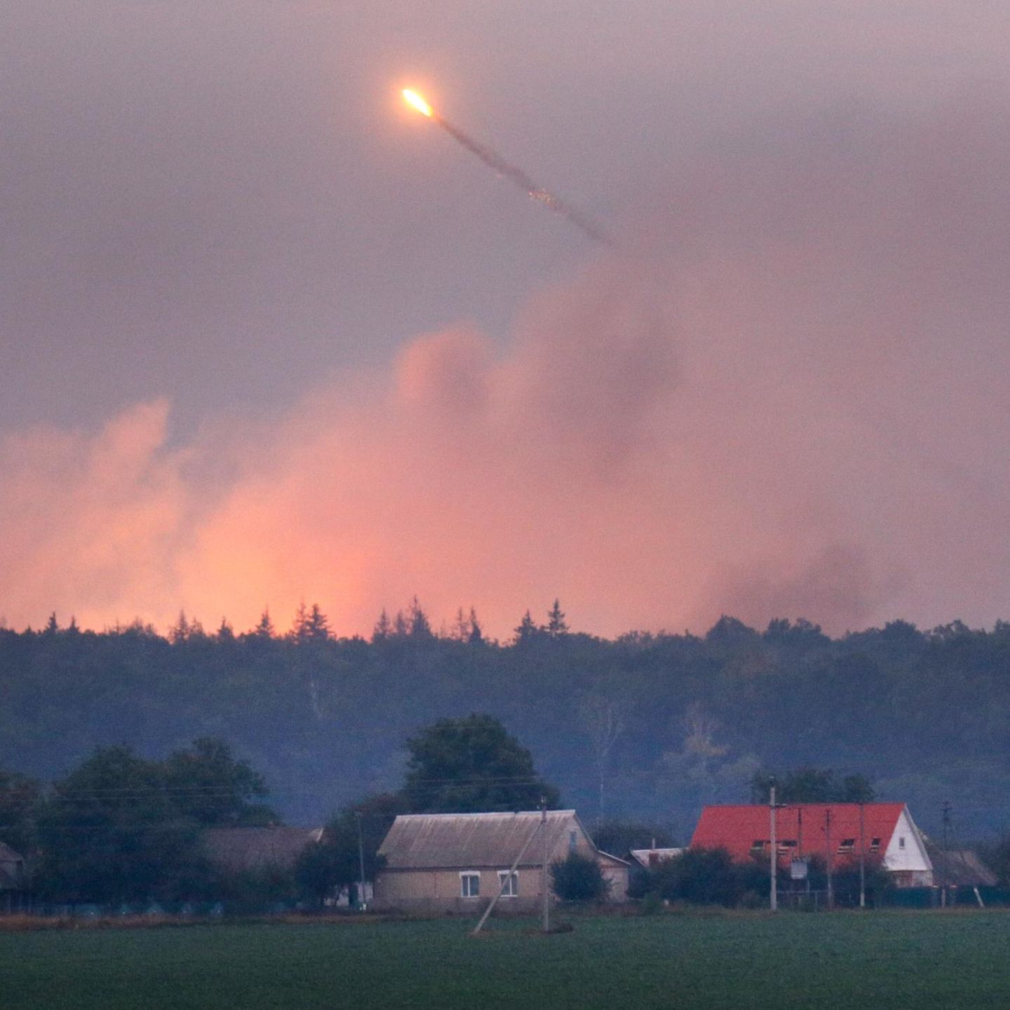 Rauchwolken steigen nach einer Explosion über der Ukraine auf (Archivbild)