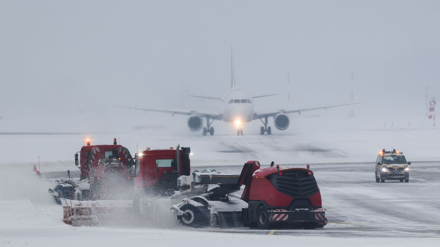 Das Winterwetter hat laut einer Flughafensprecherin im Luftverkehr einiges durcheinandergewirbelt. Foto: Christian Charisius/dpa