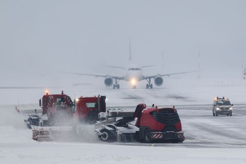 Das Winterwetter hat laut einer Flughafensprecherin im Luftverkehr einiges durcheinandergewirbelt. Foto: Christian Charisius/dpa