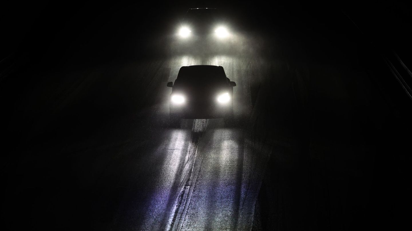 Autos am Donnerstagabend auf der Autobahn A96 in Schwaben. Foto: Karl-Josef Hildenbrand/dpa