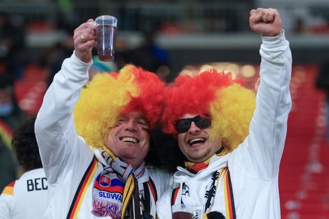 Für treue Fans gibt es günstigere Tickets bei der Fußball-WM. (Archivbild). Foto: Jan Woitas/dpa