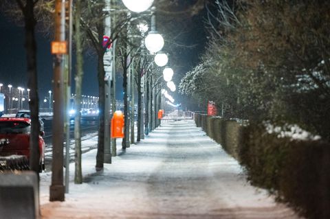 Schnee bedeckt den Gehweg an der Straße des 17. Juni in Berlin