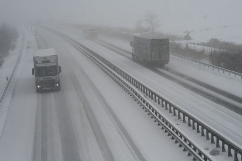 Auf der Autobahn 7 musste der Schnee geräumt werden. (Symbolbild) Foto: Lars Penning/dpa