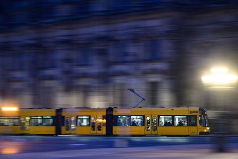 Trotz des Wintersturms starten die Busse und Bahnen in Leipzig und Dresden planmäßig. Foto: Robert Michael/dpa