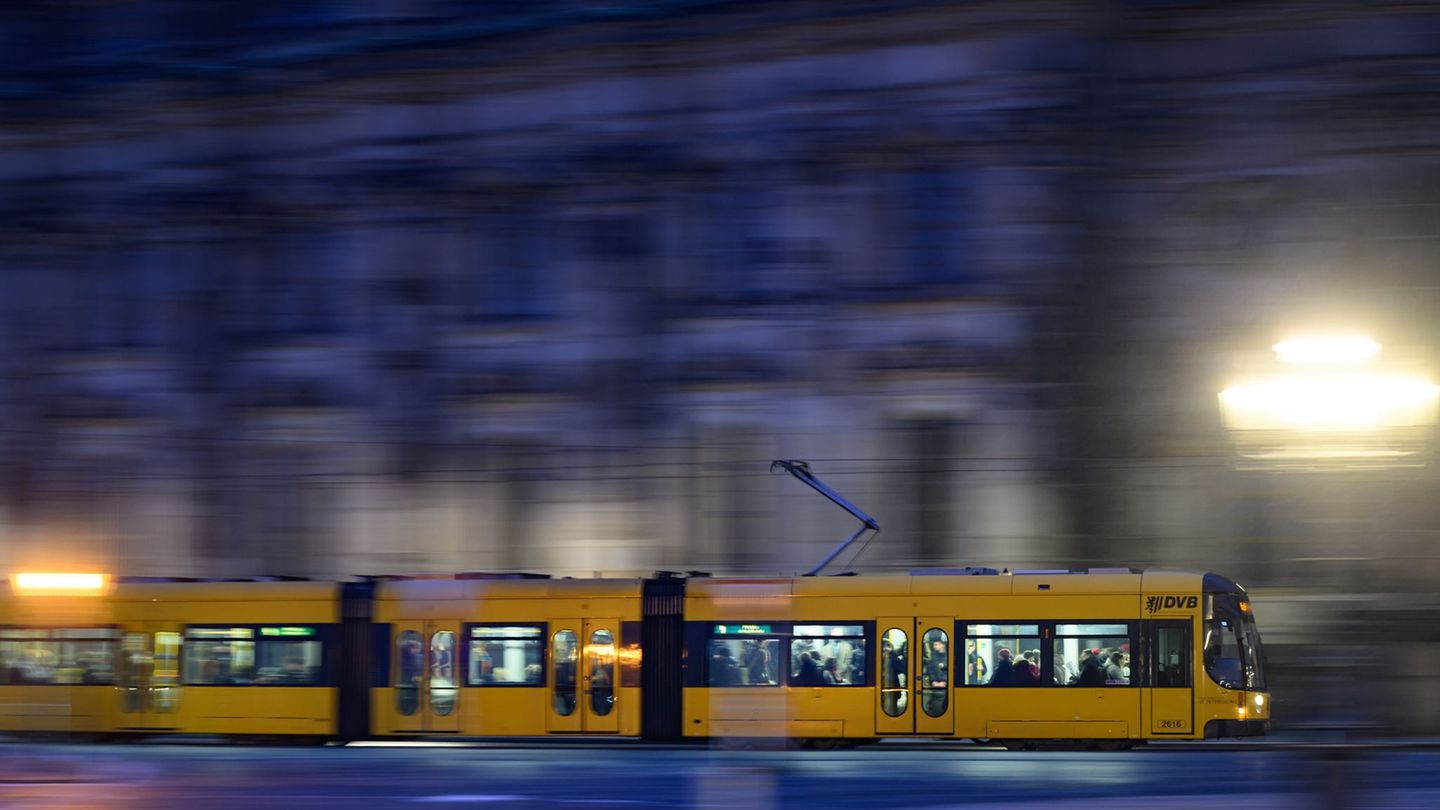 Trotz des Wintersturms starten die Busse und Bahnen in Leipzig und Dresden planmäßig. Foto: Robert Michael/dpa