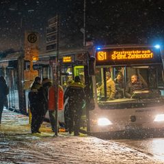 Im Busverkehr könnte es am Freitag immer wieder zu Verspätungen kommen. (Symbolbild) Foto: Michael Kappeler/Dpa/dpa