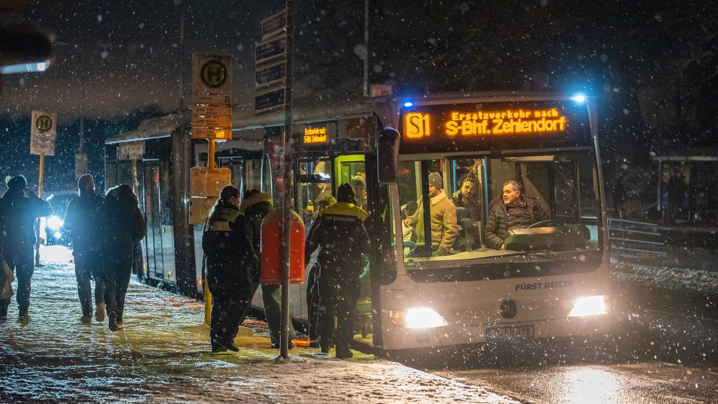 Im Busverkehr könnte es am Freitag immer wieder zu Verspätungen kommen. (Symbolbild) Foto: Michael Kappeler/Dpa/dpa