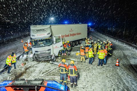 Ein Lastwagen hat auf der A70 eine stundenlange Sperre verursacht. Foto: Ferdinand Merzbach/NEWS5/dpa