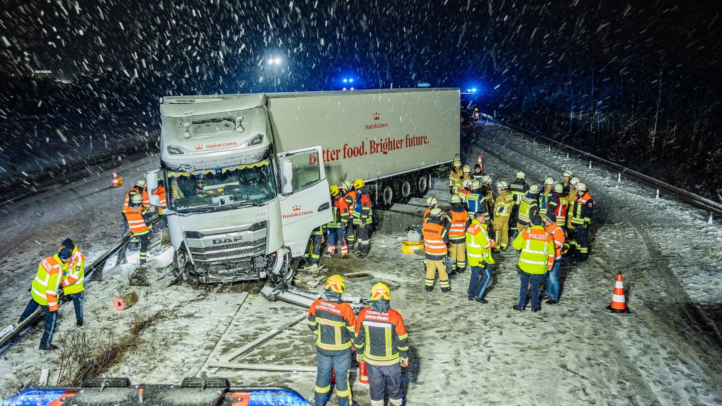 Ein Lastwagen hat auf der A70 eine stundenlange Sperre verursacht. Foto: Ferdinand Merzbach/NEWS5/dpa