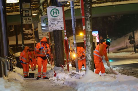 Die Stadtreinigung ist seit 2.00 Uhr nachts im Einsatz. Foto: Christian Charisius/dpa