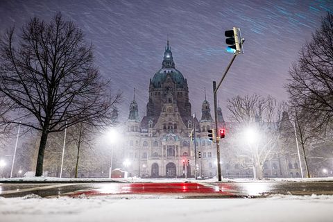 Schneeverwehungen führen zu Problem bei Bussen. Foto: Moritz Frankenberg/dpa