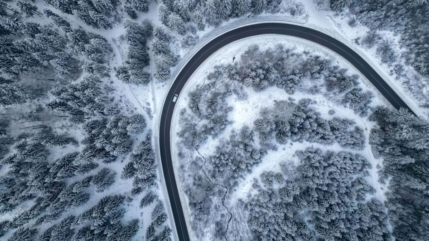 Klingenthal, Deutschland. Für diesen Anblick gibt es wohl nur einen passenden Ohrwurm: "Driving Home for Christmas". Schade nur, dass diese Aufnahme nicht mehr aus der Weihnachtszeit stammt, sondern sich das Winterwetter erst zu neuen Jahr einstellt. Aber vielleicht stellt sich ja bei dem ein oder anderen in dem Schneegestöber noch ein bisschen Weihnachtsstimmung ein