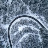 Klingenthal, Deutschland. Für diesen Anblick gibt es wohl nur einen passenden Ohrwurm: "Driving Home for Christmas". Schade nur, dass diese Aufnahme nicht mehr aus der Weihnachtszeit stammt, sondern sich das Winterwetter erst zu neuen Jahr einstellt. Aber vielleicht stellt sich ja bei dem ein oder anderen in dem Schneegestöber noch ein bisschen Weihnachtsstimmung ein