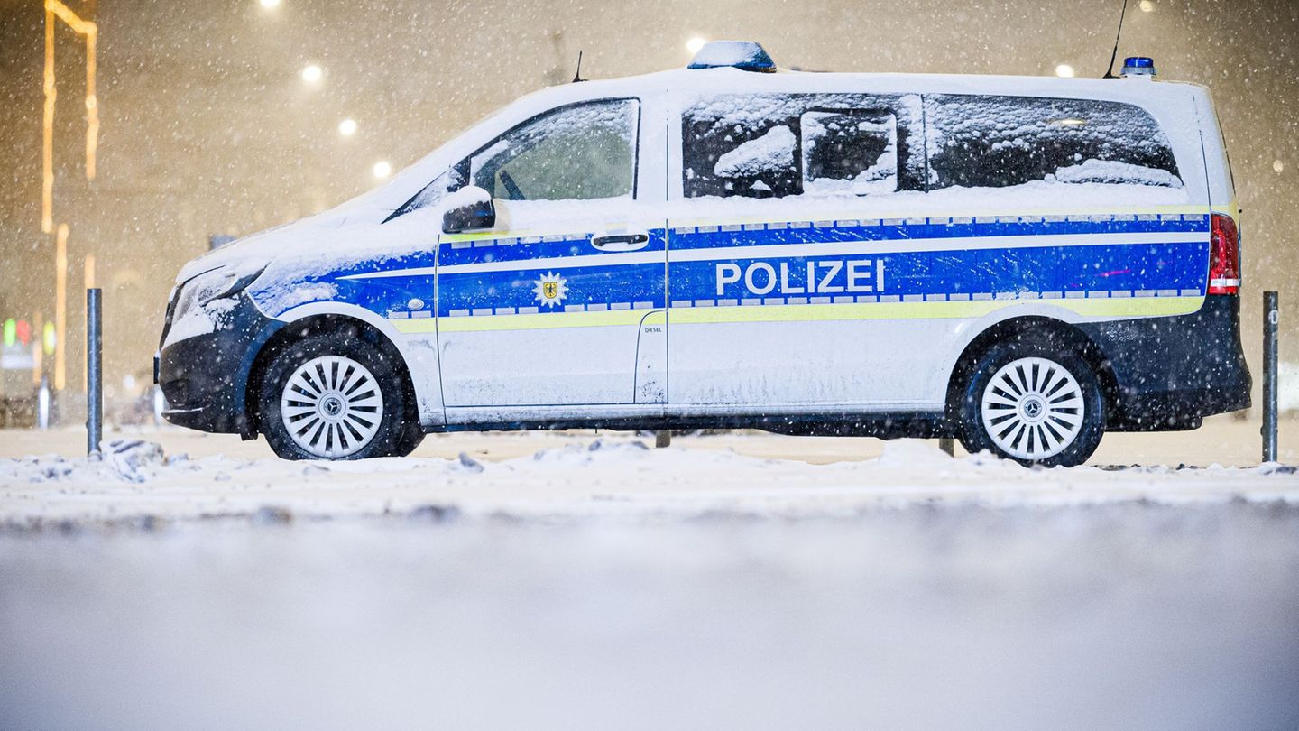 Die glatten Straßen beschäftigen die Polizei. In Hannover steht ein Einsatzwagen im Schneefall nahe des Hauptbahnhofs. Foto: Mor