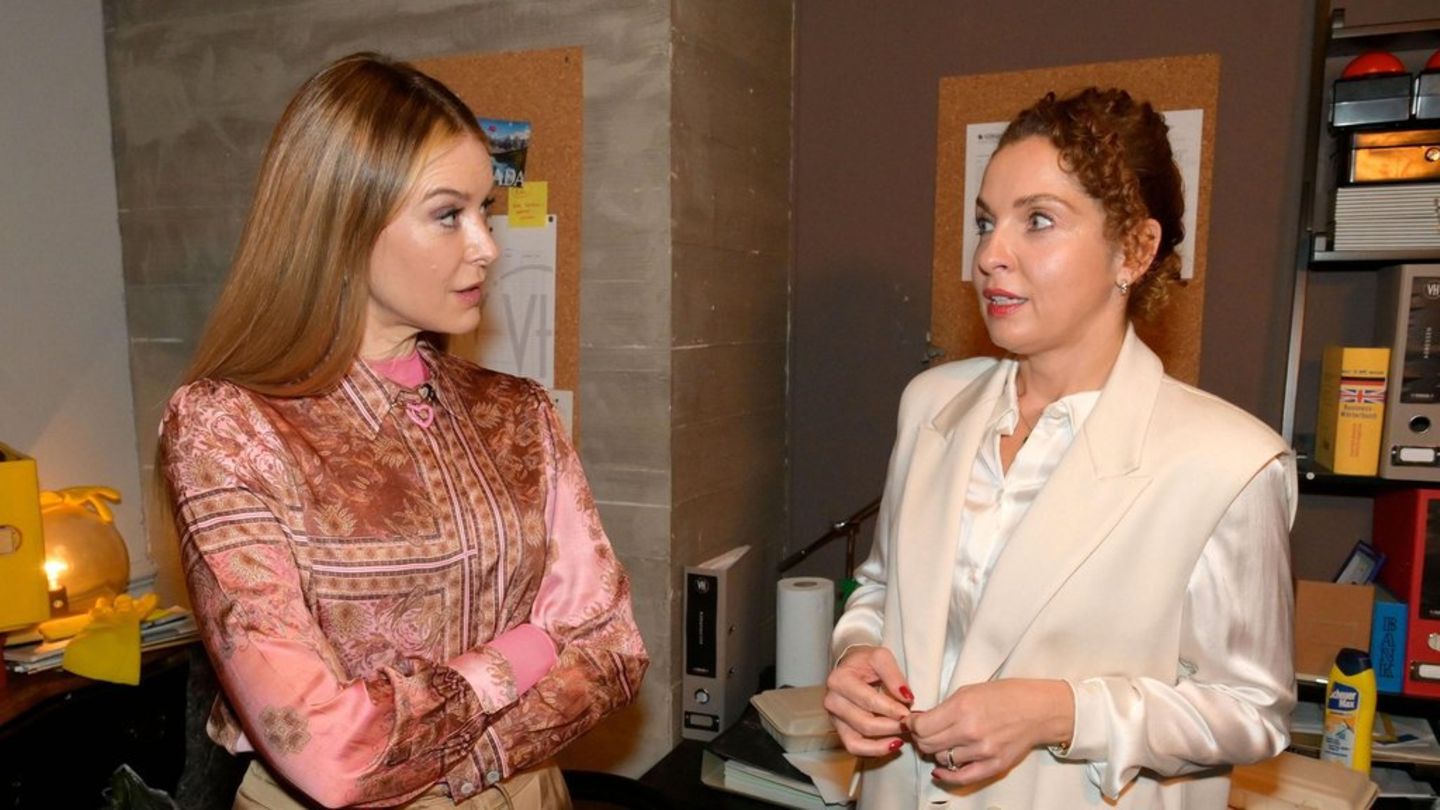 "GZSZ": Nina (r.) erklärt Jessica, was gerade bei ihr los ist.