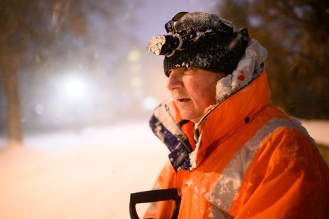 Götz Harbart, Anwohner in Laatzen bei Hannover, beim Schneeschippen: "Das wird ein langer Tag." Foto: Julian Stratenschulte/dpa