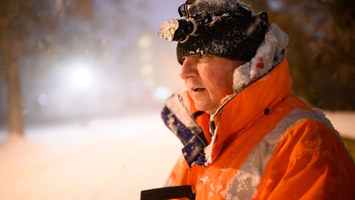Götz Harbart, Anwohner in Laatzen bei Hannover, beim Schneeschippen: "Das wird ein langer Tag." Foto: Julian Stratenschulte/dpa