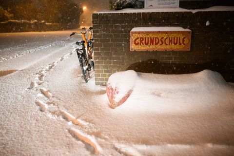 Das Wetter in Niedersachsen und Bremen ist so heftig, dass die Schule ausfällt. Foto: Julian Stratenschulte/dpa