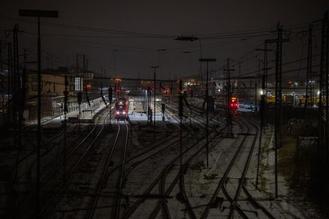 Wegen der aktuellen Wetterlage sind Regionalbahnen in Teilen von Rheinland-Pfalz mit gedrosseltem Tempo unterwegs. Foto: Harald