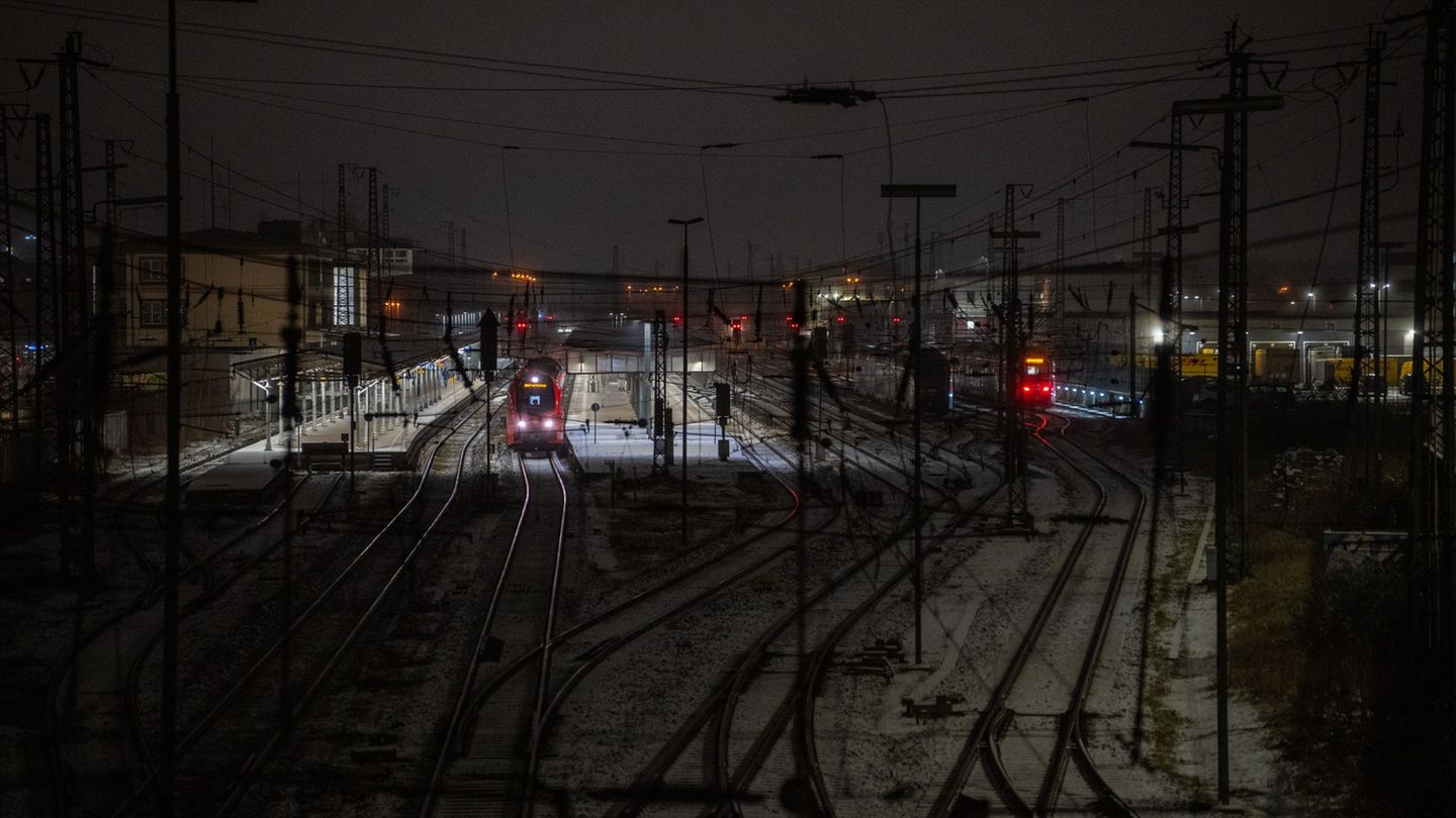 Wegen der aktuellen Wetterlage sind Regionalbahnen in Teilen von Rheinland-Pfalz mit gedrosseltem Tempo unterwegs. Foto: Harald