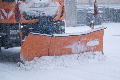 Das Räumfahrzeug kann seine Arbeit in den kommenden Tagen fortsetzen. (Symbolbild) Foto: Sebastian Kahnert/dpa
