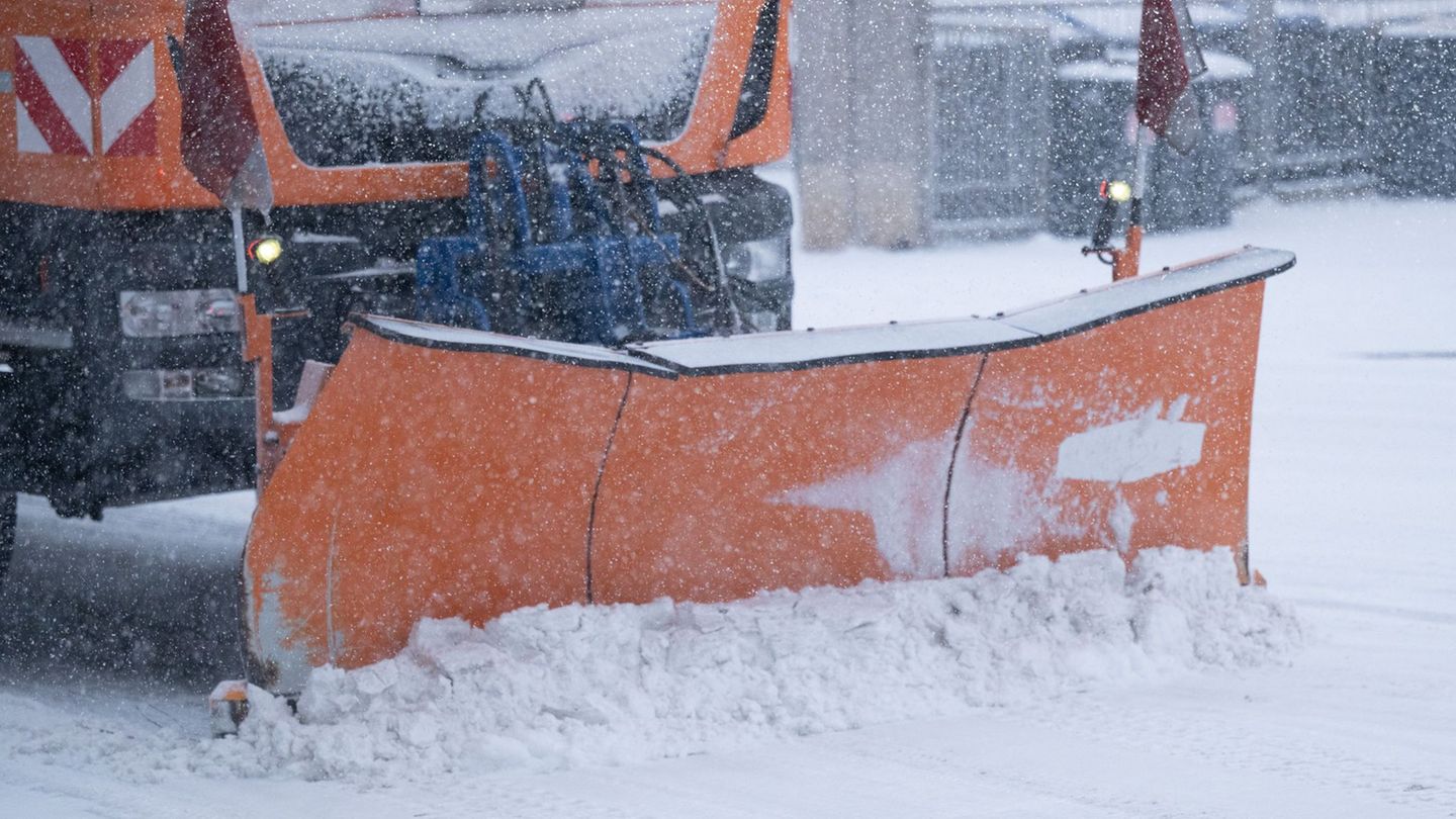 Das Räumfahrzeug kann seine Arbeit in den kommenden Tagen fortsetzen. (Symbolbild) Foto: Sebastian Kahnert/dpa