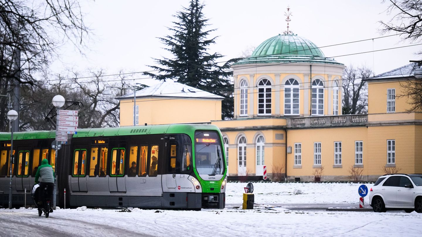 Wegen des Winterwetters fallen Wochenmärkte in einigen Städten aus. Foto: Julian Stratenschulte/dpa