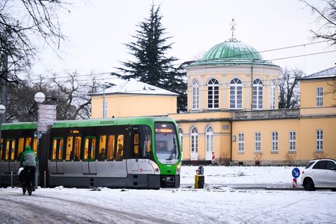 Wegen des Winterwetters fallen Wochenmärkte in einigen Städten aus. Foto: Julian Stratenschulte/dpa