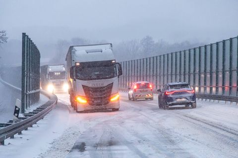 Verschneite Autobahn