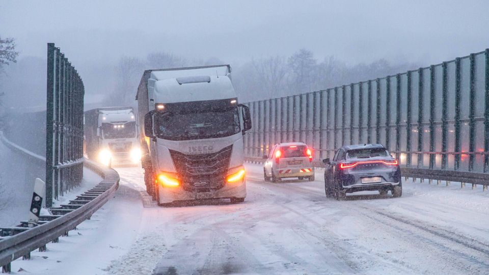 Verschneite Autobahn