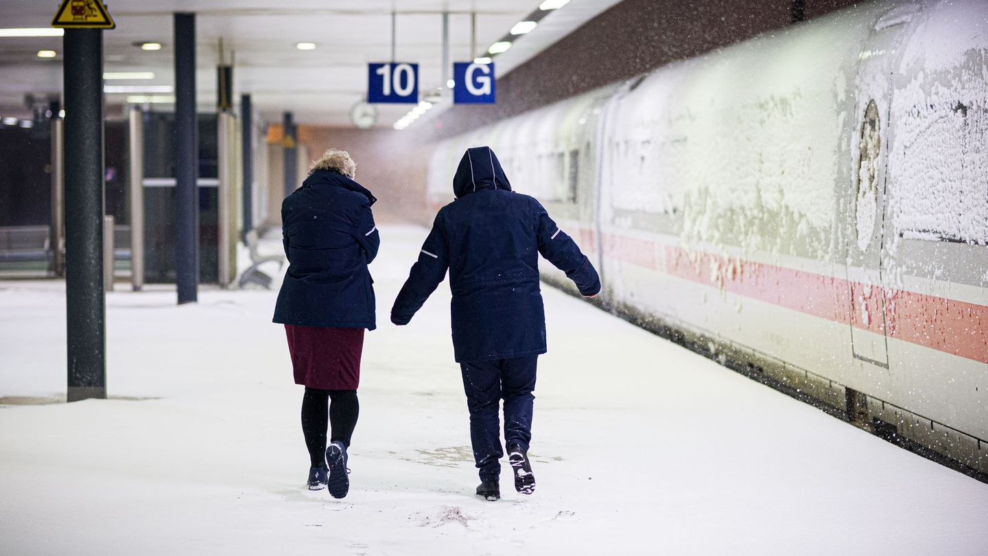 Zwei Bahn-Mitarbeiterinnen laufen am frühen Morgen über den Hauptbahnhof Hannover. Foto: Moritz Frankenberg/dpa