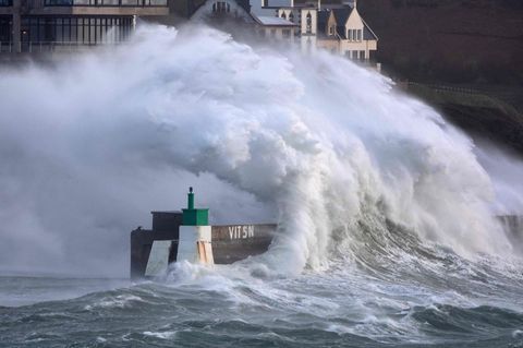 Mit Sturm "Goretti" sind riesige Welle über die Küste von Nordwestfrankreich hereingebrochen. Foto: Fred Tanneau/AFP/dpa