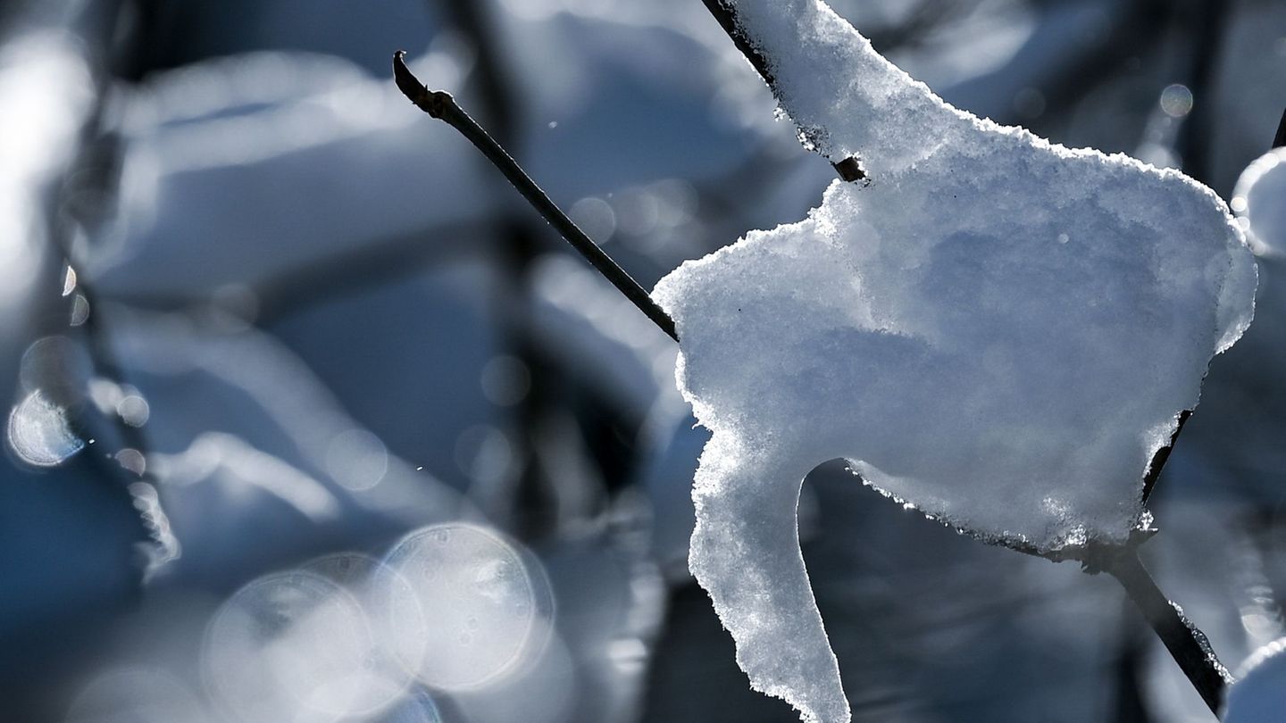 Winterliches Wetter sorgt in Teilen Sachsens für glatte Straßen und Verkehrsbehinderungen. (Symbolbild) Foto: Hendrik Schmidt/dp