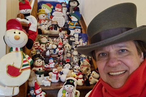 Schneemann-Sammler Cornelius Grätz mit einem Teil der Sammlung