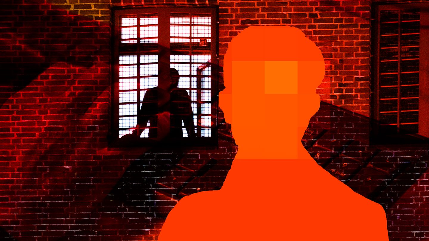 Man sieht eine rote Silouette des "White Tiger"-Angeklagten