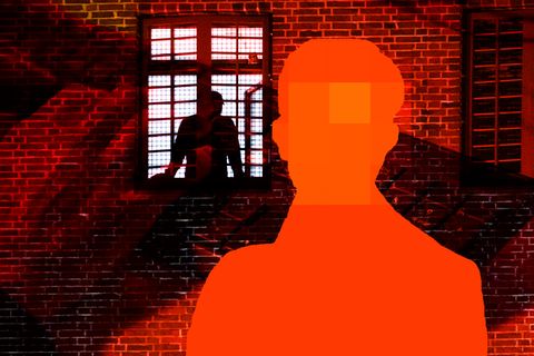 Man sieht eine rote Silouette des "White Tiger"-Angeklagten