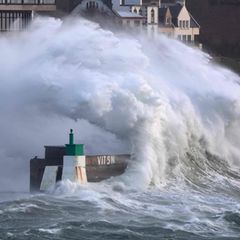 Der Wintersturm "Goretti" sorgt nicht nur für Stromausfall, sondern auch für gefährliche Wellen an den Küsten Frankreichs. Hier bricht eine Riesenwelle vor dem Hafen von Le Conquet in Westfrankreich