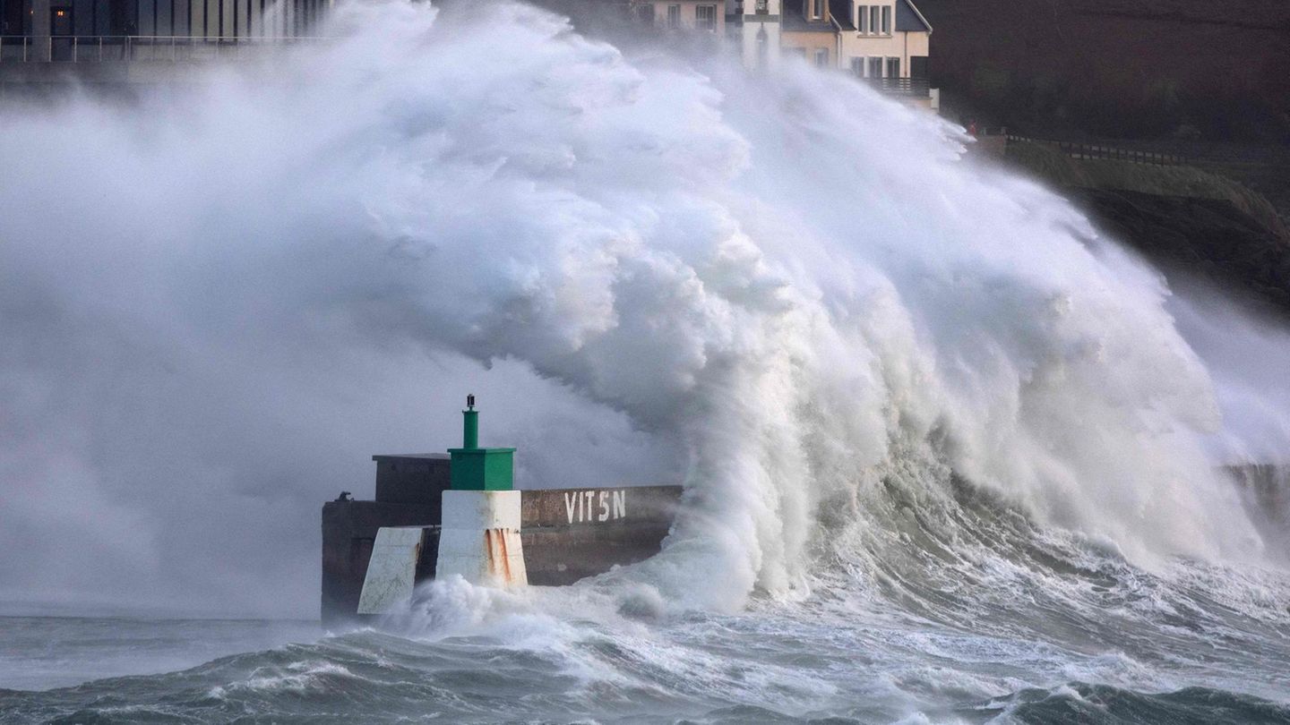 Der Wintersturm "Goretti" sorgt nicht nur für Stromausfall, sondern auch für gefährliche Wellen an den Küsten Frankreichs. Hier bricht eine Riesenwelle vor dem Hafen von Le Conquet in Westfrankreich