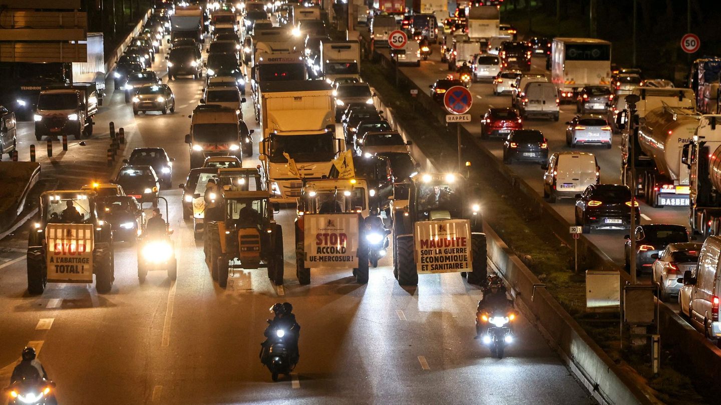 Traktoren sind auf der Pariser Ringstraße unterwegs. Foto: Thomas Samson/AFP/dpa