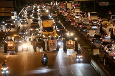 Traktoren sind auf der Pariser Ringstraße unterwegs. Foto: Thomas Samson/AFP/dpa