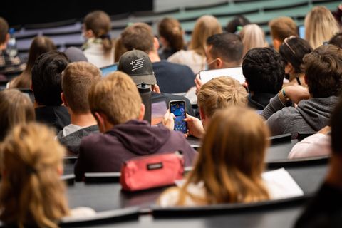 Juristen in Hannover müssen meist nicht zur Uni kommen. (Symbolbild) Foto: Julian Stratenschulte/dpa