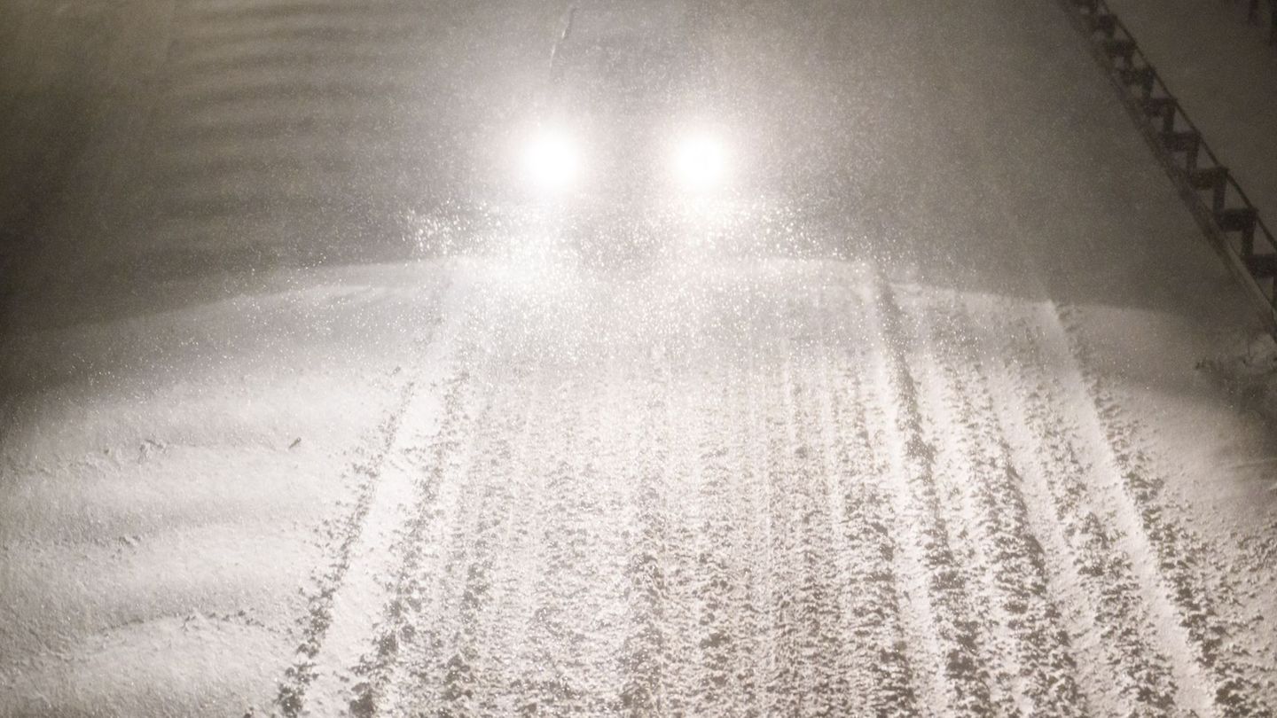 Der Winter hat Niedersachsen im Griff - erst am Nachmittag dürfte der Schneefall nach Angaben des Deutschen Wetterdienstes leich