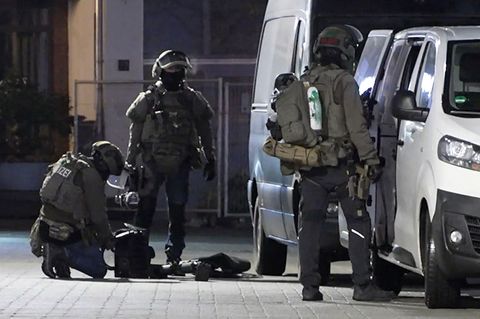 Auch mit SEK-Beamten suchte die Polizei in vier Gladbecker Wohnungen nach Waffen. Foto: -/tv7News/dpa