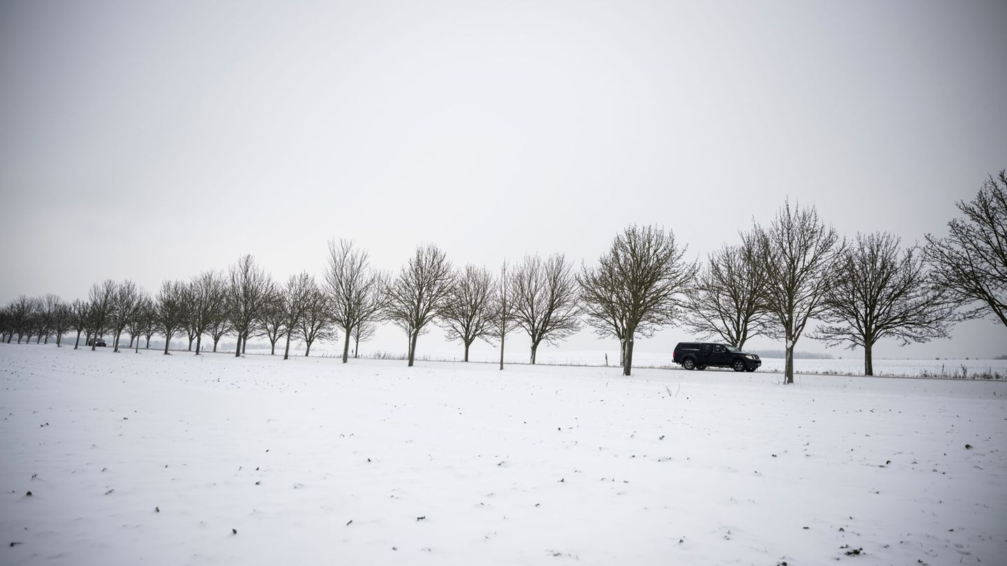 Wegen des Winterwetters ist auf den Straßen Vorsicht geboten. Foto: Philip Dulian/dpa