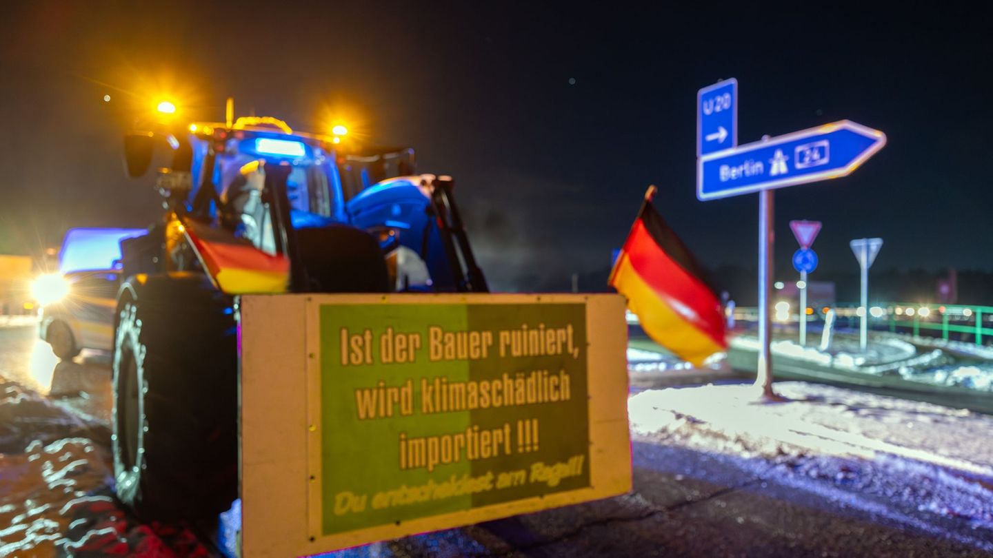 Bauern protestieren gegen ein geplantes Handelsabkommen: Sie blockierten am Donnerstag Autobahn-Auffahrten in Brandenburg und lö