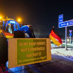 Bauern protestieren gegen ein geplantes Handelsabkommen: Sie blockierten am Donnerstag Autobahn-Auffahrten in Brandenburg und lö