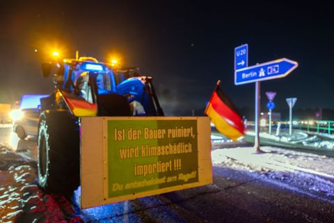 Bauern protestieren gegen ein geplantes Handelsabkommen: Sie blockierten am Donnerstag Autobahn-Auffahrten in Brandenburg und lö